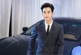 김수현, 자동차보다 눈에 띄는 조각외모